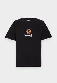 Fekete pamut póló, narancssárga kör alakú logóval és fehér "Dragon Ball" felirattal az elején. Klasszikus, kerek nyakú dizájn.