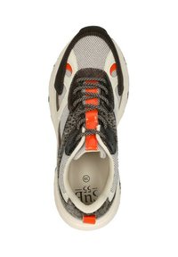 Sneaker met een bovenwerk van mesh in crème en grijs, met gestructureerde donkerbruine accenten en oranje details; beschikt over een ronde neus en vetersluiting.