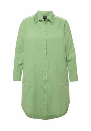 Grøn, skjorte med knaplukning og krave, trekvartærmer, forlommer og sidelister. Lavet af et letvægts, struktureret stof.