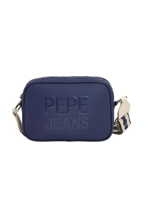 Sac bandoulière rectangulaire bleu marine avec logo "PEPE JEANS" embossé et bandoulière en tissu rayé réglable avec détails en cuir crème.