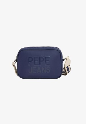 Sac bandoulière rectangulaire bleu marine avec logo "PEPE JEANS" embossé et bandoulière en tissu rayé réglable avec détails en cuir crème.