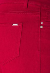 Morgan PETRA - Vaqueros slim fit - grenat
