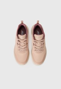 Chaussures de sport rose clair avec tige en maille, bouts ronds, semelles texturées et accents bordeaux contrastants sur le col et les lacets.