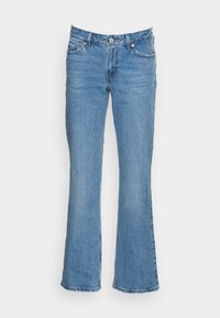 Jean flare bleu en denim, avec un design classique à cinq poches et une fermeture à bouton métallique, un délavage vieilli et des jambes droites.