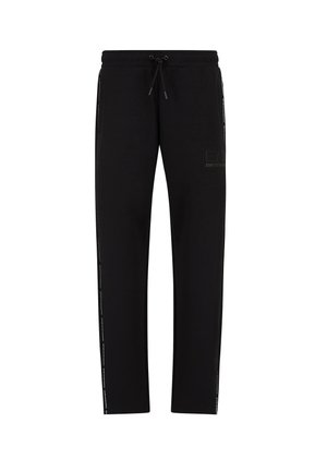Pantalones deportivos casuales negros con cintura ajustable con cordón, bolsillos laterales y un logo sutil en el muslo izquierdo, mostrados sobre fondo blanco.