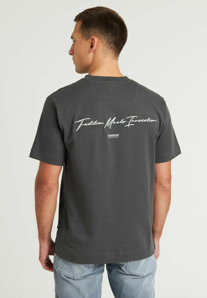 CHASIN' SCRIPT - T-shirt print - dark grey