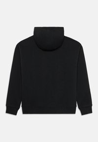 Sweatshirt preto com capuz, de textura suave, com punhos e cintura canelados. Apresenta um capuz completo e um design simples e minimalista.
