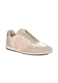 Sportowe sneakersy z beżowego zamszu i jasnoróżowej syntetycznej cholewki, z fakturowanym obcasem, sznurowanym zapięciem i zaokrąglonym noskiem.