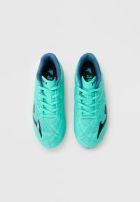 Scarpe da calcio turchesi con tomaia in mesh testurizzato, dettagli neri e lacci azzurri. Progettate con una forma aerodinamica e punta arrotondata.