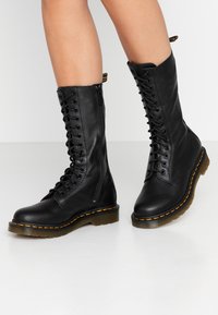 Dr. Martens - 1B99
 - Šněrovací vysoké boty - black Miniatura obrázku 1