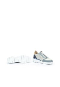 Zapatillas de cuero gris claro y azul marino con suela blanca, que presentan un diseño perforado, puntera redonda y cordones grises. Acabados texturizados en el talón.