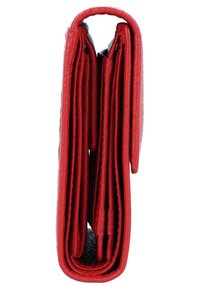 Portafoglio in pelle rossa con superficie texture, dotato di più scomparti e bordi cuciti, presentato in posizione piegata.
