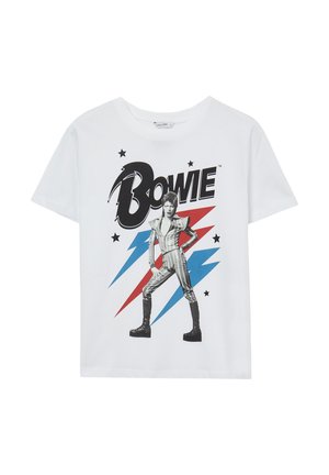 T-shirt bianco in cotone con una grafica in bianco e nero di una figura in abbigliamento argenteo, con il testo "BOWIE" e fulmini blu e rossi.