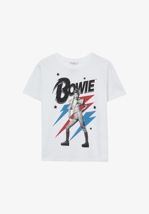 T-shirt bianco in cotone con una grafica in bianco e nero di una figura in abbigliamento argenteo, con il testo "BOWIE" e fulmini blu e rossi.