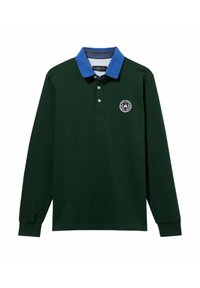 Grünes Polohemd mit langen Ärmeln, blauem Kragen, dreiknöpfiger Blende und einem runden Logo-Patch auf der linken Brust. Aus Baumwollmaterial.