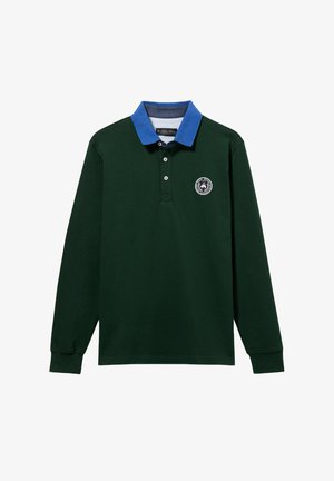 Zelené polo tričko s dlouhým rukávem, modrým límečkem, tříknoflíkovou légou a kulatou nášivkou s logem na levé části hrudi. Materiál z bavlny.