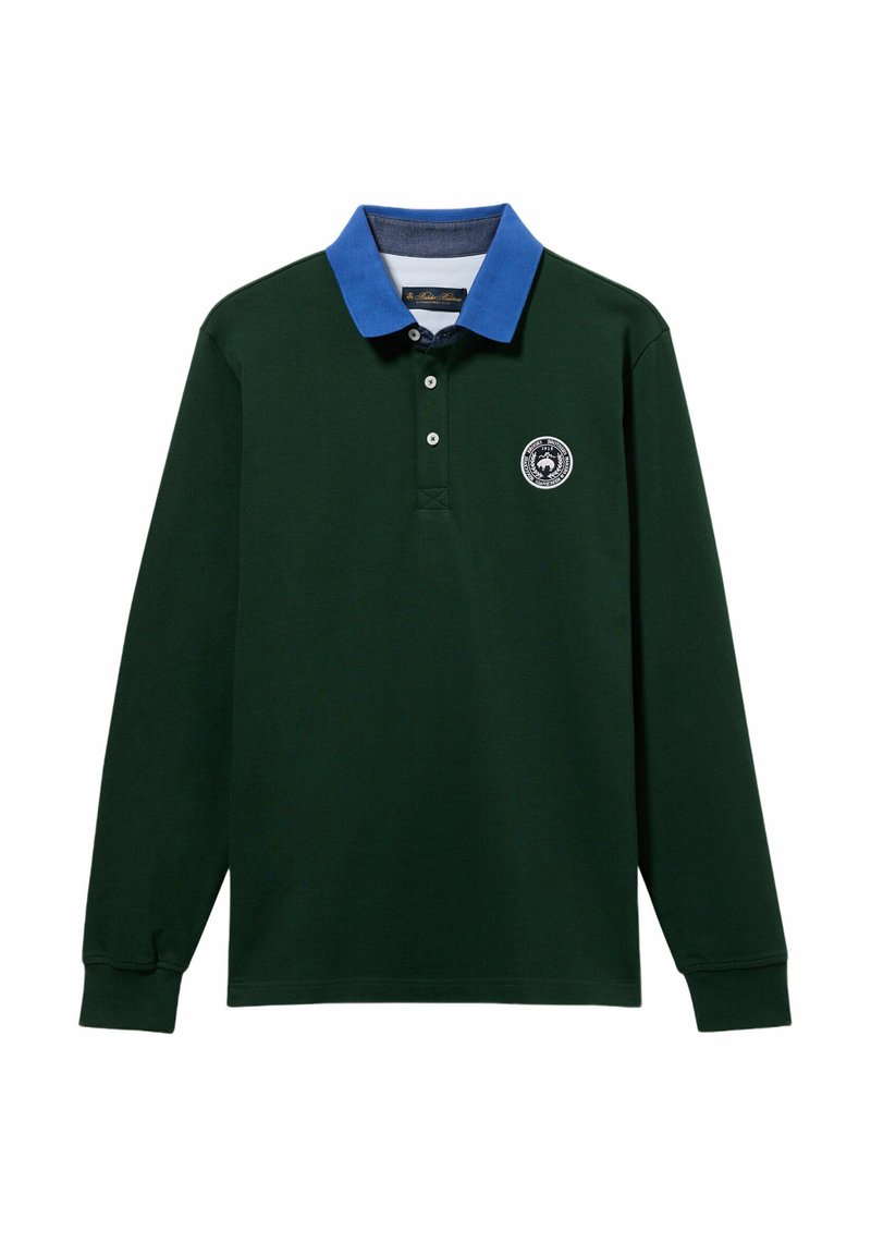 Grünes Polohemd mit langen Ärmeln, blauem Kragen, dreiknöpfiger Blende und einem runden Logo-Patch auf der linken Brust. Aus Baumwollmaterial.