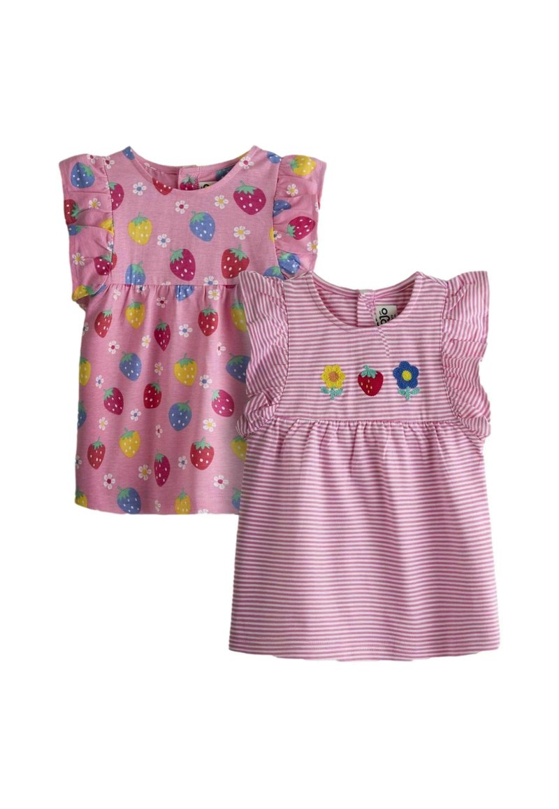 Deux robes roses pour tout-petit : l'une avec un imprimé multicolore de fraises et de fleurs, l'autre avec des rayures roses et des fleurs brodées ainsi qu'une fraise sur la poitrine.