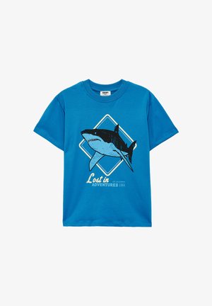Niebieski t-shirt z krótkim rękawem z grafiką rekina w kształcie diamentu oraz tekstem "Lost in Adventures" z "Est. California 1984" poniżej.
