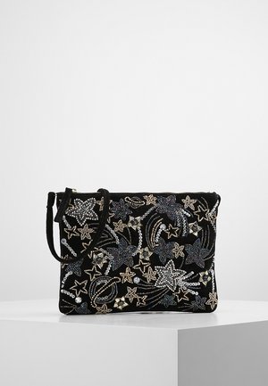 Černé sametové psaníčko ozdobené vícebarevnými hvězdami a spirálovými vzory, s korálkovou výzdobou a jedním ramenním popruhem.