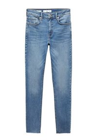 Jean slim bleu clair avec poches avant, passants pour ceinture, fermeture à boutons et ourlets effilochés, étalé à plat sur un fond blanc.
