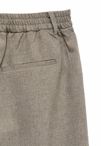 Hallid elastse vöökohaga püksid, millel on tekstureeritud kangas, üks tagatasku ja õrn mustrikooslus.