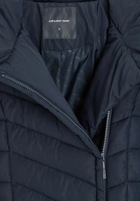 Navy blue puchowa kurtka wewnątrz ma pikowaną teksturę, pełny zamek błyskawiczny oraz metkę z nazwą marki "diverse" i rozmiarem "S."
