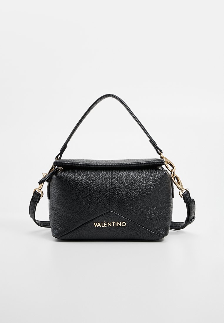 Sac en cuir noir texturé de Valentino avec quincaillerie dorée, anse supérieure et bandoulière amovible, sur fond blanc uni.