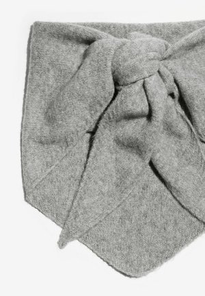 Siva pletena ruta z vozlom na sredini. Ima trikotno obliko in mehko teksturo, narejena iz tople volna mešanice.