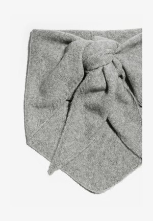 Grauer gestrickter Schal mit Knotendetail in der Mitte. Verfügt über eine dreieckige Form und eine weiche Textur, gefertigt aus einer warmen Wollmischung.