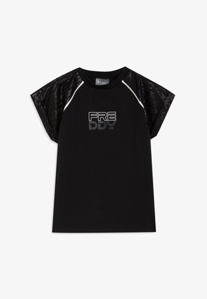 Camiseta negra de manga corta con hombros de malla negra texturizada y el logo plateado "FREDDY" en el frente, con un escote redondo y un ajuste relajado.