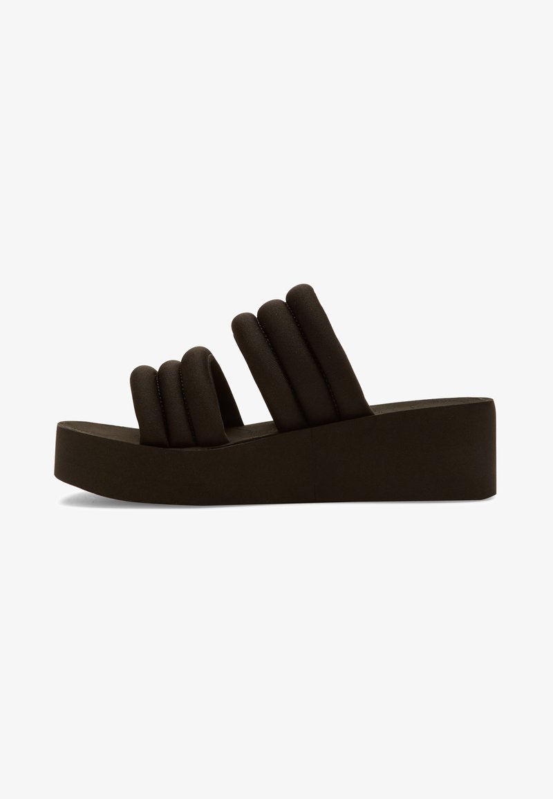 Sandal com plataforma castanha, com três tiras redondas almofadadas sobre o pé. Sola grossa com um acabamento mate, oferecendo uma silhueta moderna e robusta.