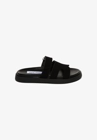 Non sélectionné, black suede