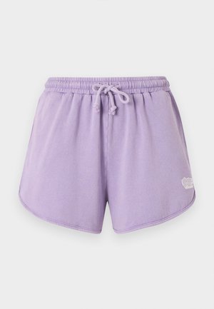 Puha orgonalila frottír rövidnadrág gumis derékrésszel és húzózsinórral, lekerekített szegéllyel és kis fehér logóval az alsó jobb oldalon.