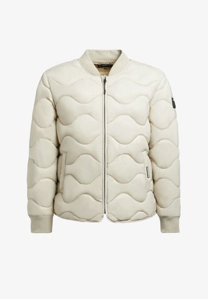 Chaqueta bomber acolchada de un beige claro con patrón ondulado, cierre de cremallera, puños de punto y un detalle de logo. Textura suave. Diseño casual.