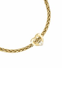 Bracciale in oro caratterizzato da un design intrecciato e un ciondolo a forma di cuore con una piccola pietra trasparente incorporata al centro.