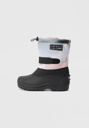 Μαύρα αδιάβροχα μποτάκια με πολύχρωμο σχέδιο στο πάνω μέρος, ελαστικό κορδόνι και αυτοκόλλητο. Λαστιχένια σόλα με υφή για καλύτερη πρόσφυση.