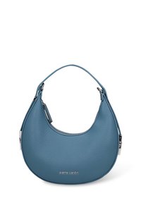 Sac à main en cuir texturé bleu en forme de goutte d'eau avec une anse unique et une quincaillerie couleur argent. Dispose d'une fermeture éclair et d'un marquage minimaliste.