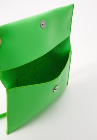 Thumbnail Image 4
