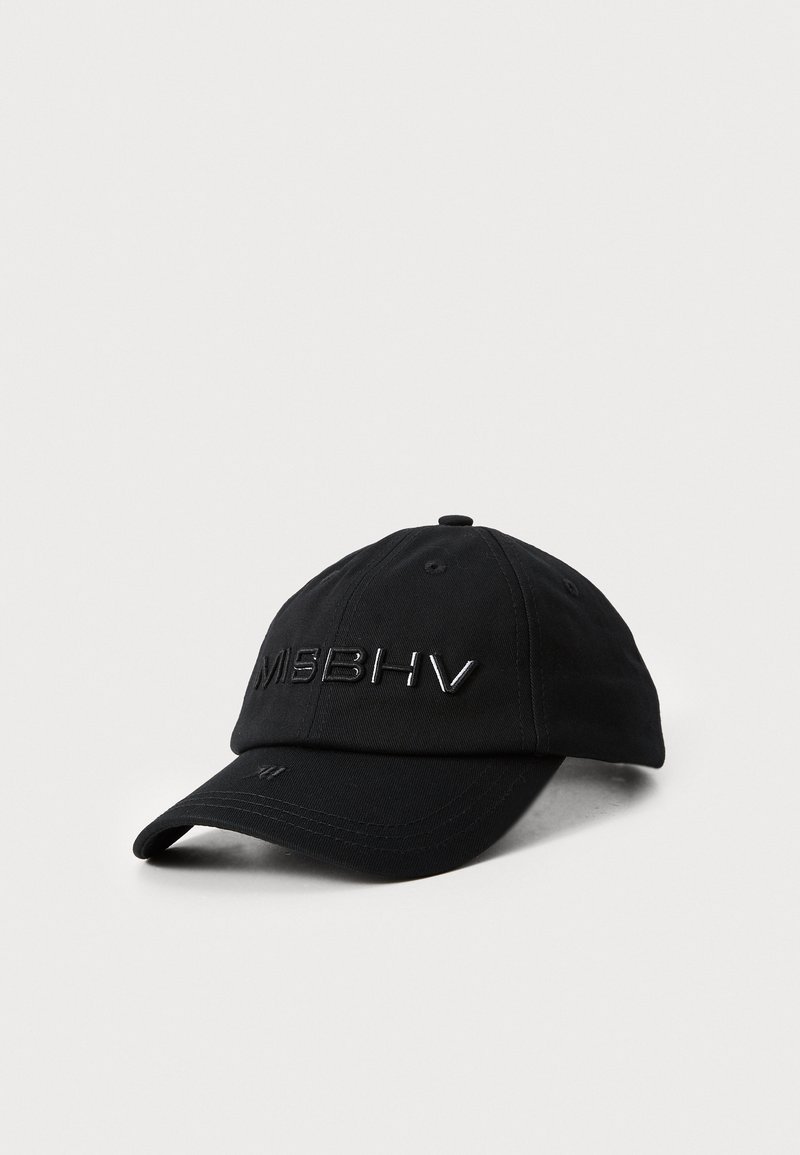 Boné de beisebol preto em algodão com aba curvada, apresentando letras brilhantes "MBBHV" na parte frontal e orifícios de ventilação na coroa.