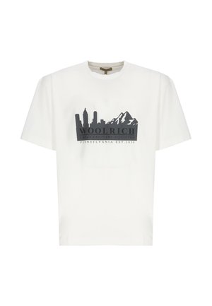 T-shirt bianca a maniche corte con grafica nera di skyline cittadina e montagne, con il testo "Woolrich Urban Country Equipped Pennsylvania Est. 1830".