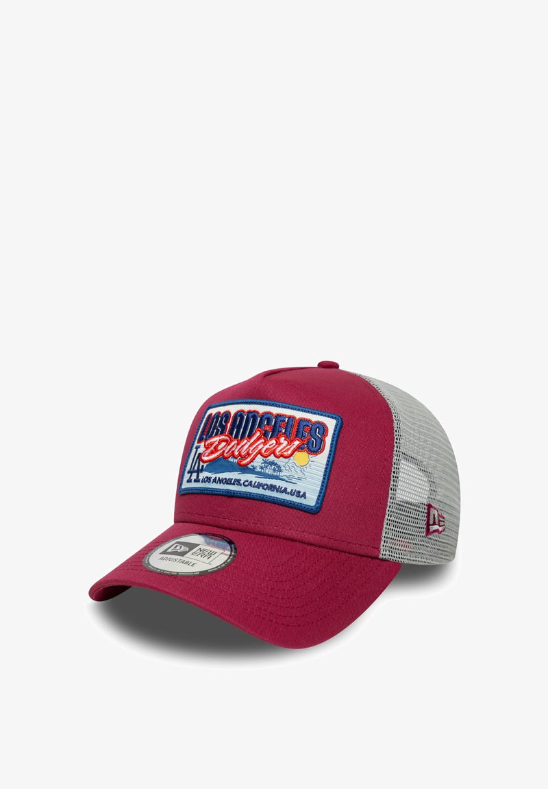 Gorra de béisbol roja con malla en la parte posterior. Presenta un parche bordado de "Los Angeles Dodgers" en la parte frontal. Visera curva, cierre ajustable de tipo snapback.