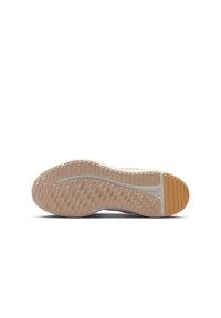 Suela exterior de zapato deportivo ligera, con superficie de goma texturizada, entresuela blanca con una ranura flexible y un detalle en el talón de goma color natural.