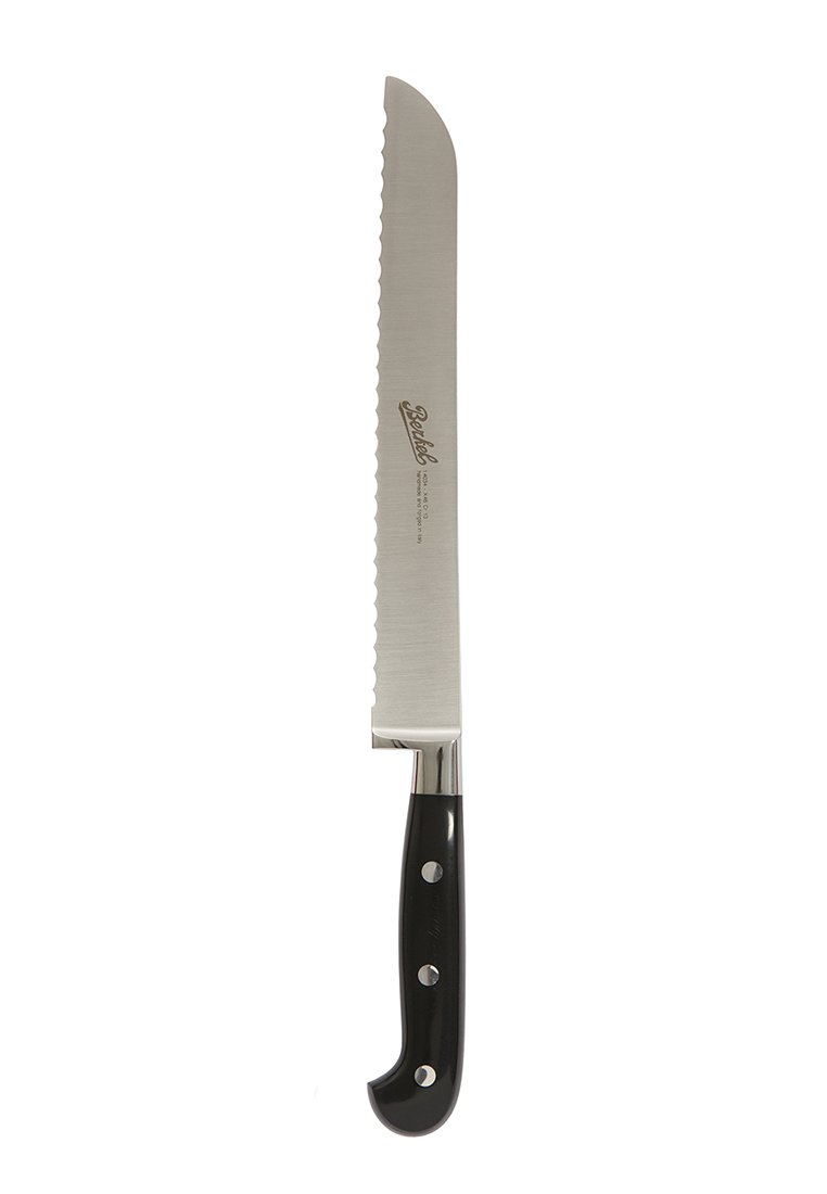 Cuchillo de pan de sierra con hoja de acero inoxidable y mango de plástico negro que cuenta con tres remaches para un mejor agarre y estabilidad.