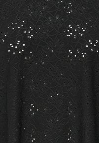 Μαύρο ύφασμα με περίτεχνο λουλουδένιο δαντελωτό σχέδιο· υφή με λεπτομέρειες κοψίματος που δημιουργούν μια λεπτή, στρωματοποιημένη εμφάνιση.