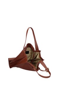 Bruine leren totebag met een gestructureerde afwerking, open bovenkant en twee handvatten. Beige interieur met een ritszak en een stoffen voering.