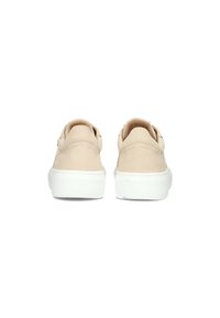Zapatillas de ante beige con un diseño de perfil bajo, suelas de goma blanca y detalles de costura en el talón y los laterales.