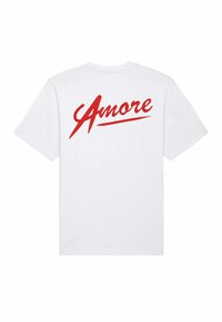 Biele bavlnené tričko s veľkým červeným grafickým nápisom "Amore" na chrbte, s hladkou textúrou a krátkymi rukávmi.