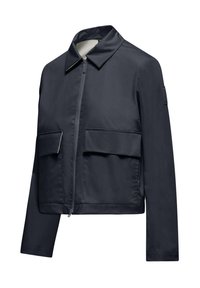 Giacca blu navy con colletto, cerniera frontale e due grandi tasche a ribaltina. Realizzata in materiale sintetico liscio con un design snello.