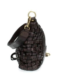 Borsa a tracolla in pelle intrecciata marrone con forma arrotondata, dotata di una tracolla corta e rimovibile e dettagli in hardware color oro.